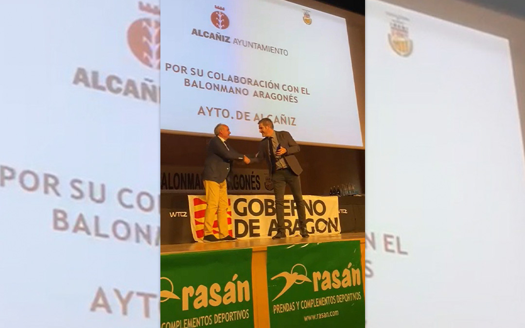 El alcalde de Alcañiz, Ignacio Urquizu, recogiendo el galardón / T.S.