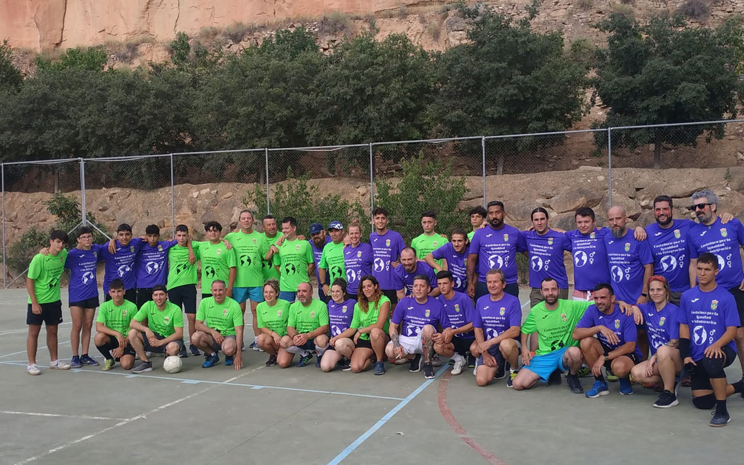 Partido de fútbol en Castelnou a beneficio de la Fundación Vicki Bernadet . / L.C.