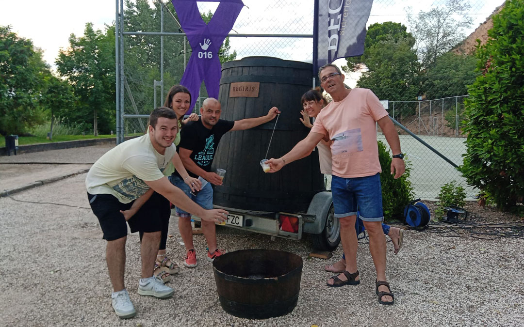 Reparto de sidra en Castelnou a beneficio de la Fundación Vicki Bernadet . / L.C.