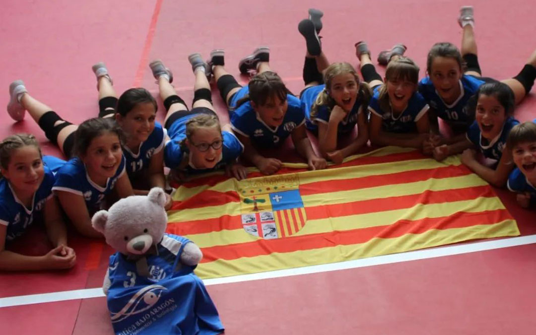 El equipo benjamín del Club Voleibol Alcañiz que estuvo en Valladolid / Facebook C.V.A.