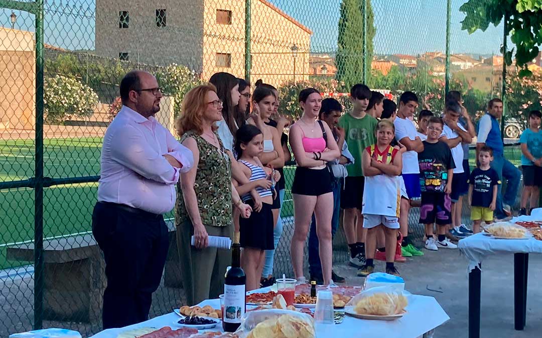 Los vecinos de La Codoñera disfrutando en la inauguración de las instalaciones./ DPT