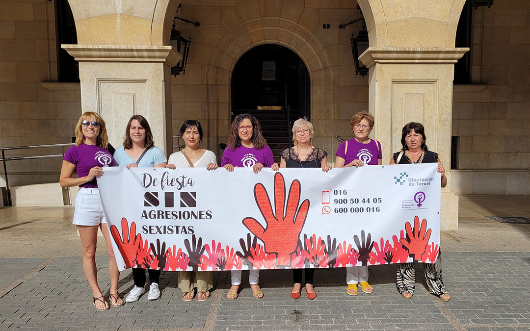 La diputada Pascual con las representantes de la Coordinadora de Organizaciones Feministas de Teruel tras una de las pancartas que se ofrecerán a los ayuntamientos. / DPT
