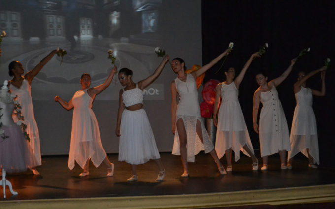El festival fin de curso de la Academia de Baile de Concha Lasso hace un guiño a la mujer y al conflicto ucraniano