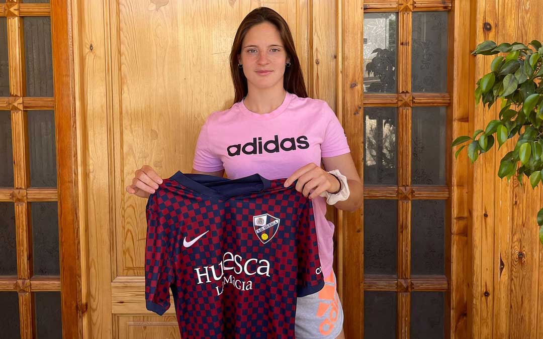 Laura Royo en su domicilio de Alloza mostrando la camiseta de la S.D. Huesca / M.R.