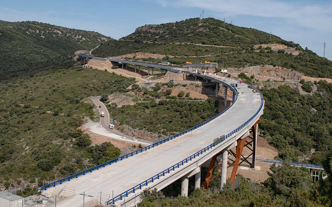 La principal estructura es un gran viaducto de hasta 60 metros de altura situado sobre el barranco de La Bota./ Ayto. Morella
