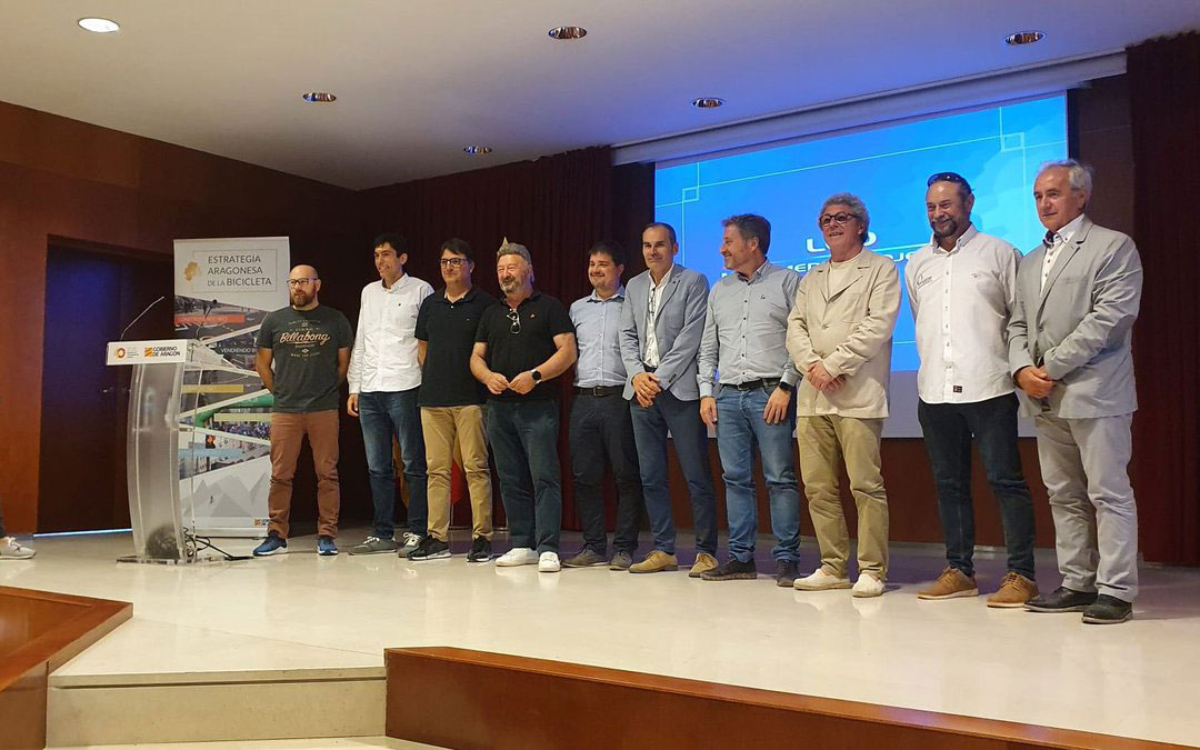 El departamento de Vertebración, entre los ponentes de la sesión con Girona, y los presidentes de Matarraña y Cuencas Mineras. / DGA