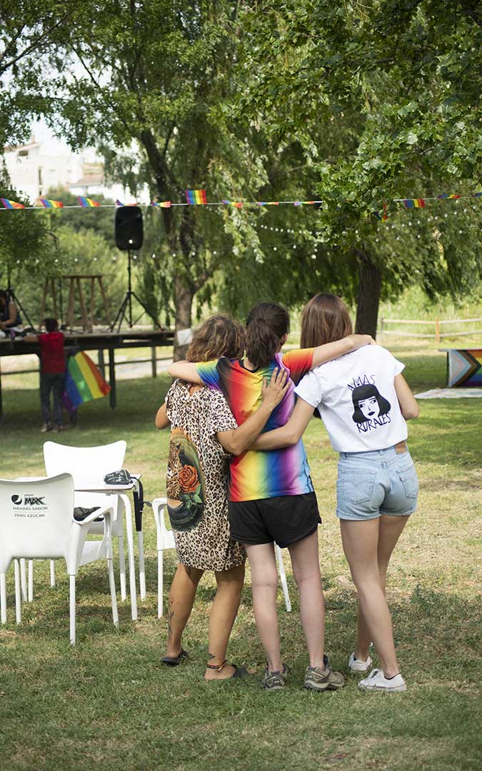 Las AMAS Rurales organizaron el Primer Orgullo LGTBIQ+ en Alcorisa. / Paula Aguilar Melero (@p_de_puntillas)