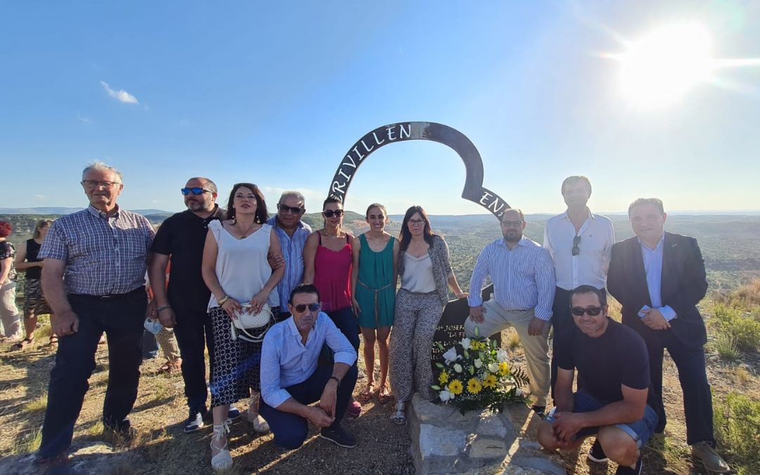 Foto de familia de algunos de los participantes que asistieron al homenaje a la alcaldesa de Crivillén./ DPT.