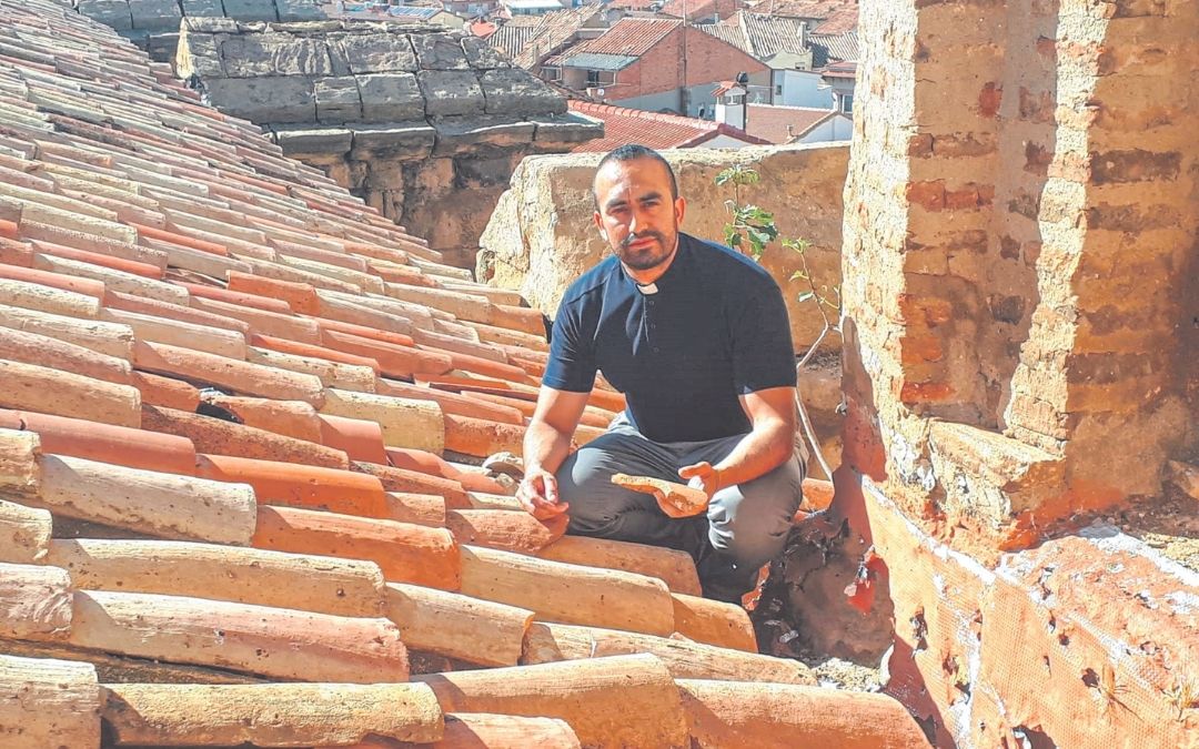 El cura, David Julián Rojas, mostrando los desperfectos en el tejado de la Iglesia de Andorra./ J. Vílchez.