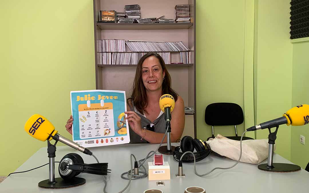 Elia Corral presenta el cartel de Julio Joven. /Pilar Sariñena