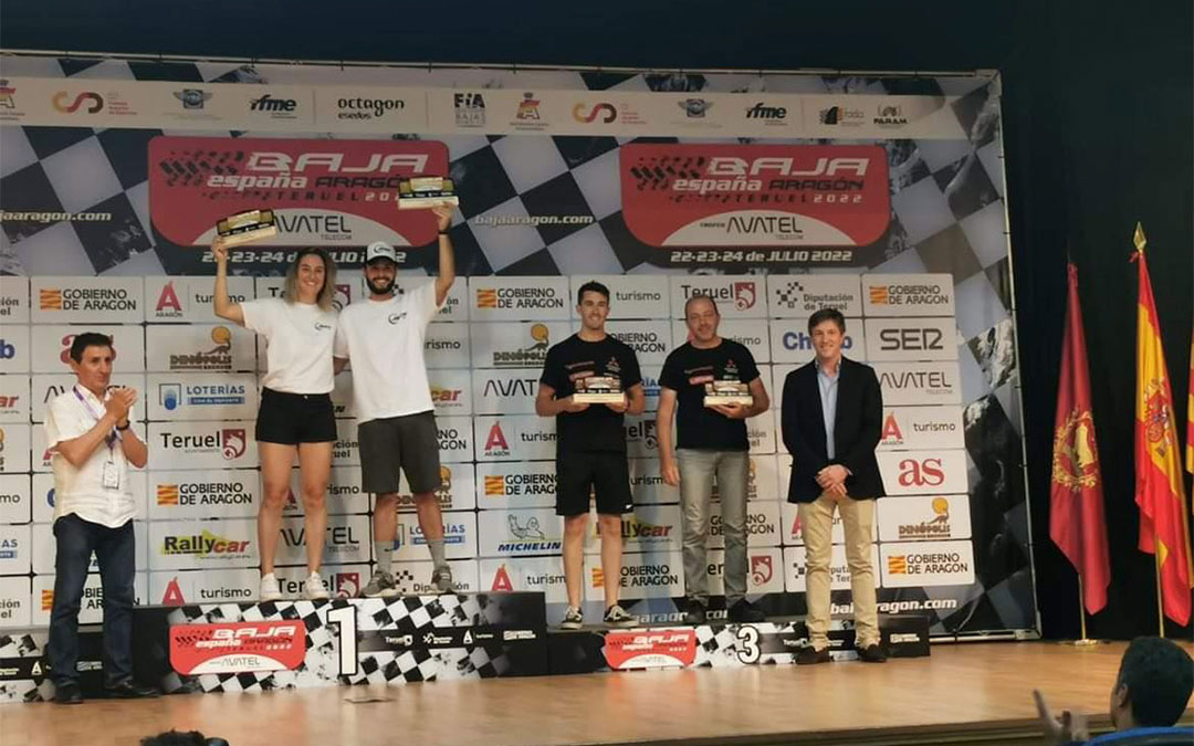 Juan Carlos y Adrián Lecha (terceros) en el podio de la categoría T-1 N / A. Lecha
