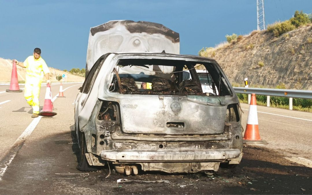 El coche que se estaba desplazando, un Volkswagen Golf, ha quedado completamente carbonizado./ E. D.