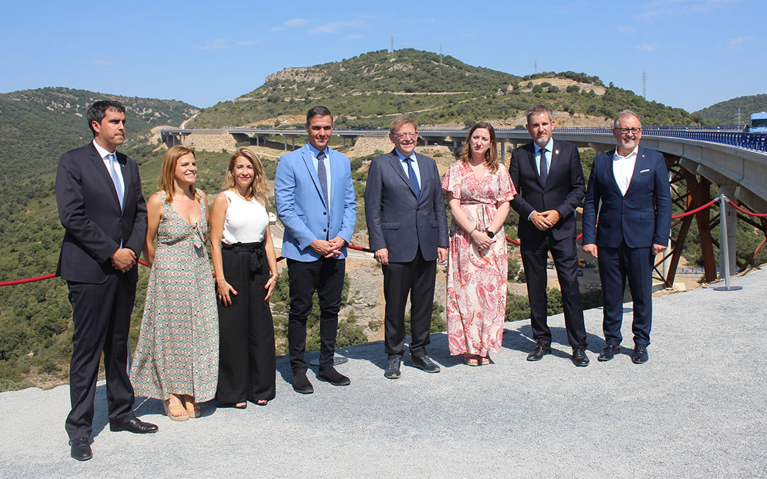 Foto de familia de la inauguración de la N-232 con el presidente Pedro Sánchez a la cabeza / L. Castel