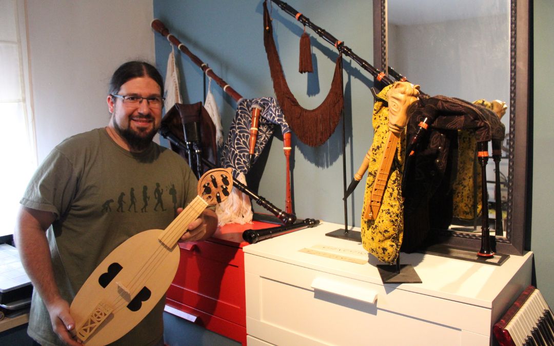 En su taller en Caspe con uno de los instrumentos antiguos que ha construido, y con varias gaitas que como luthier trata de evolucionar./ B. Severino.