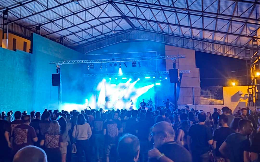 El pabellón polideportivo de Peñarroya de Tastavins registró una gran afluencia de personas./ Asociación Joven.