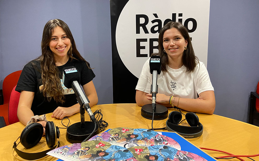 Nerea Altaba y Alicia Martín en Ràdio Ebre, en Tortosa./ L.C.