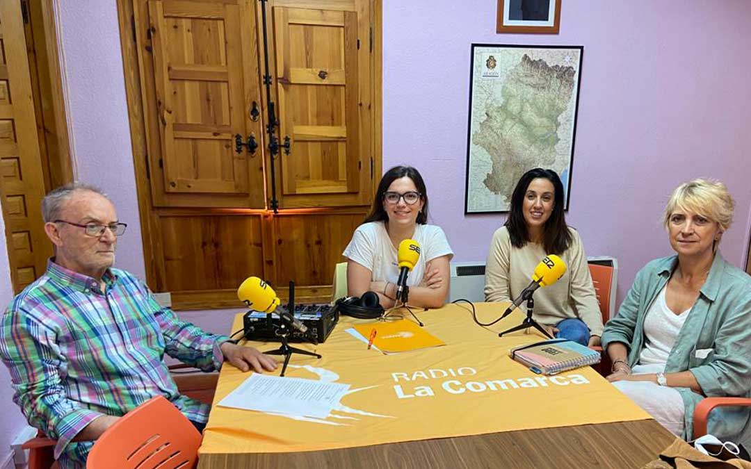Participantes en el programa de Radio La Comarca que ha emitido desde la casa consistorial de Urrea de Gaén / A.M.