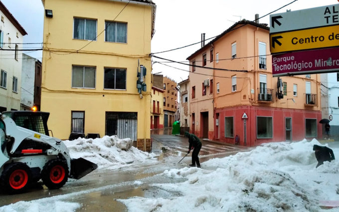 Los vecinos de Andorra están limpiando las calles de granizo con palas./ Beatriz Severino
