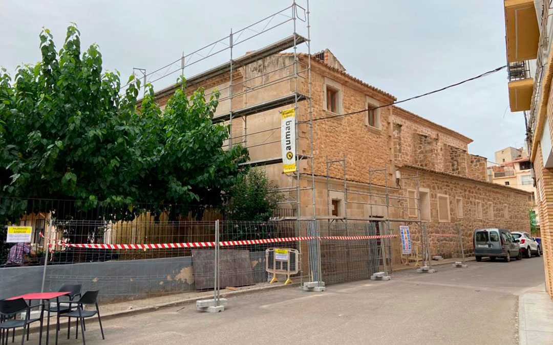 Los andamios y vallado en la zona trasera del convento en el inicio de las obras de ampliación de la residencia. / Alicia Martín