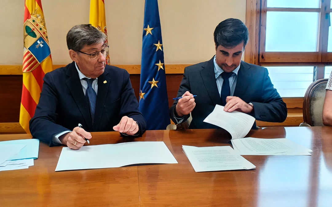 Arturo Aliaga y Miguel Ángel Cobo durante la firma del contrato que acredita al andaluz como nuevo gerente de Motorland./ DGA