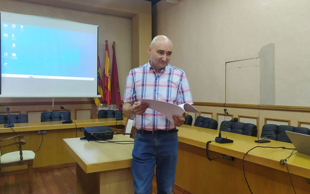 Javier Baigorri, Teniente de Alcalde del Ayuntamiento de Alcañiz, en la rueda de prensa. / E. Estevez