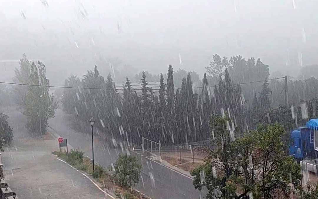 La intensa precipitación ha ido acompañada de granizo. En la imagen, Beceite. /J.L.