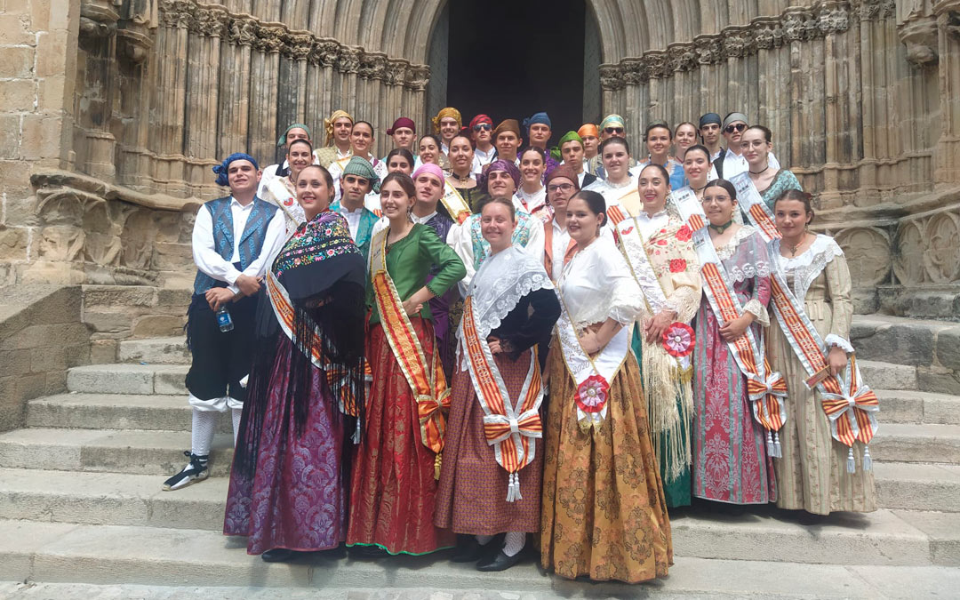 Las damas, reinas y acompañantes a la salida de misa. /N.A.