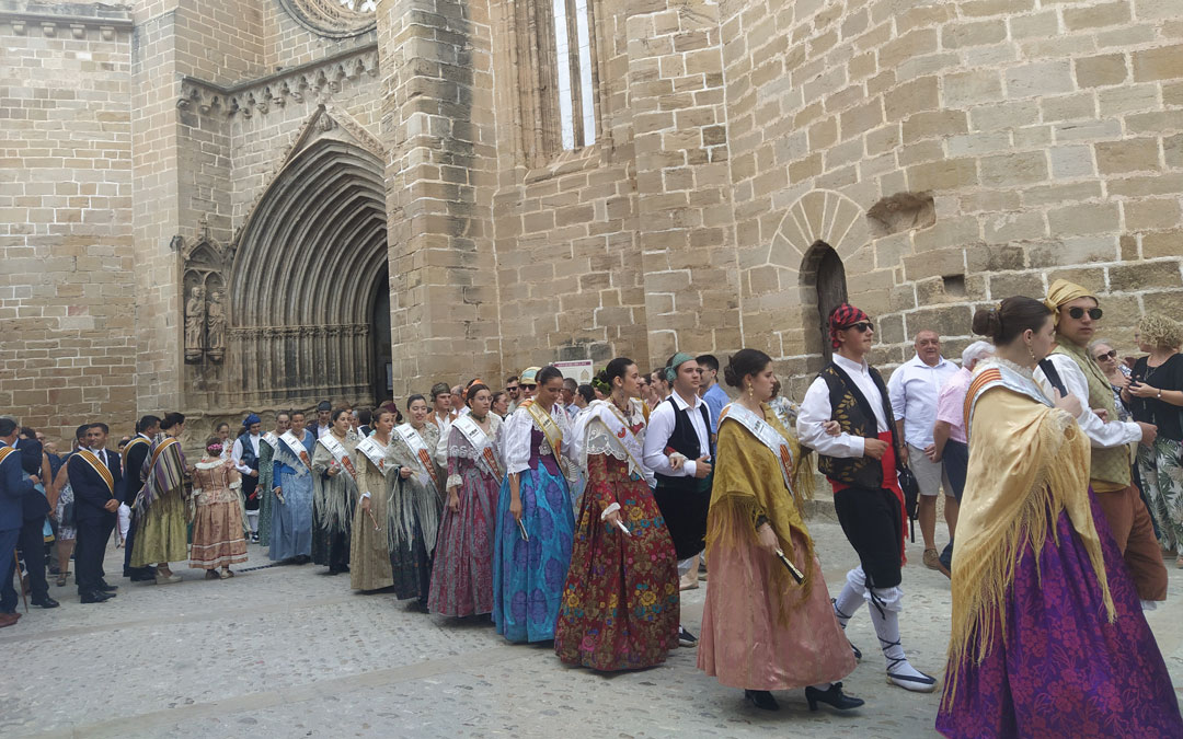 Las damas, reinas y acompañantes camino a bailar el bolero/N.A.