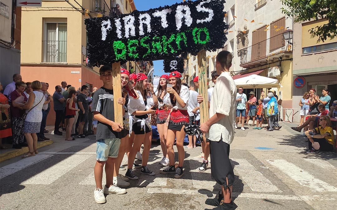 Piratas en el desfile de carrozas en Mas de las Matas 2022./ J.D. Gil