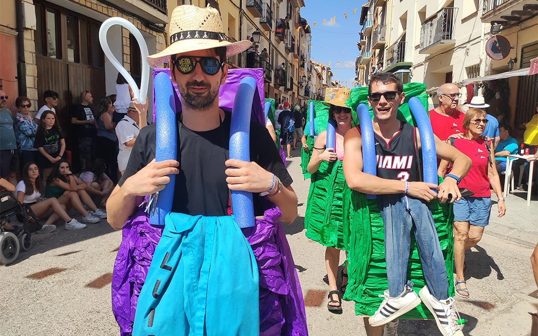 Atracciones en el desfile de carrozas en Mas de las Matas 2022./ J.D. Gil