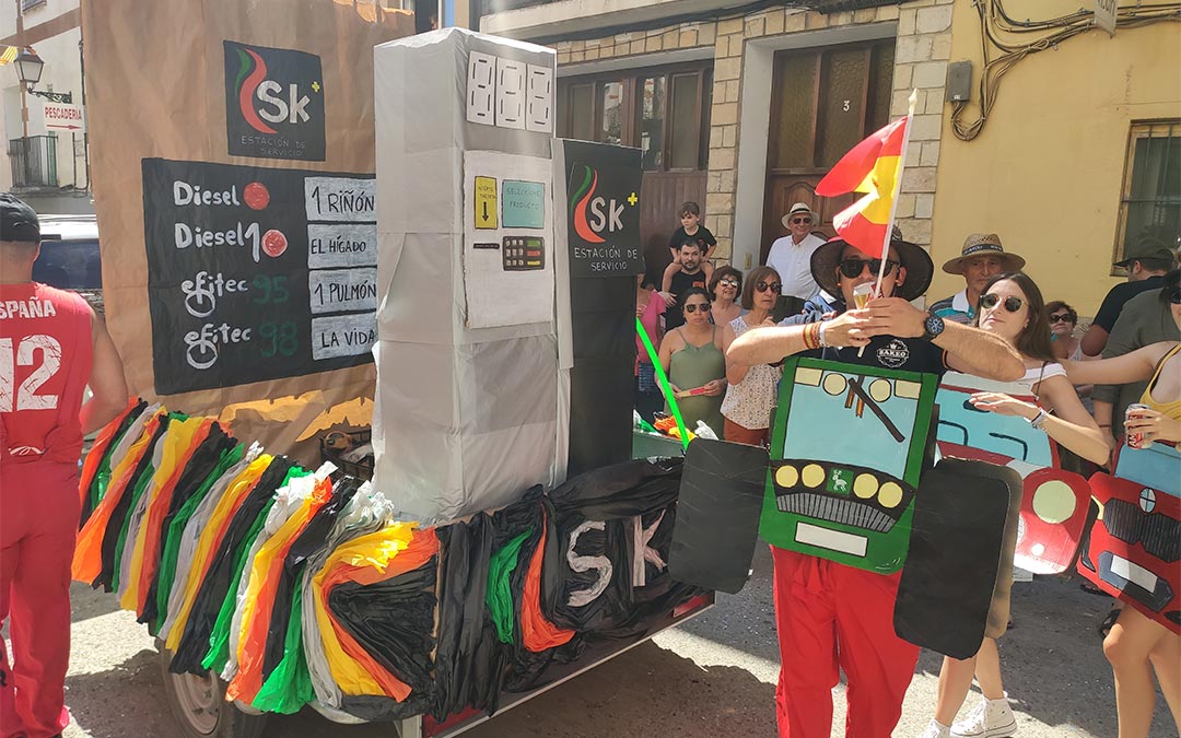 Desfile de carrozas en Mas de las Matas 2022./ J.D. Gil