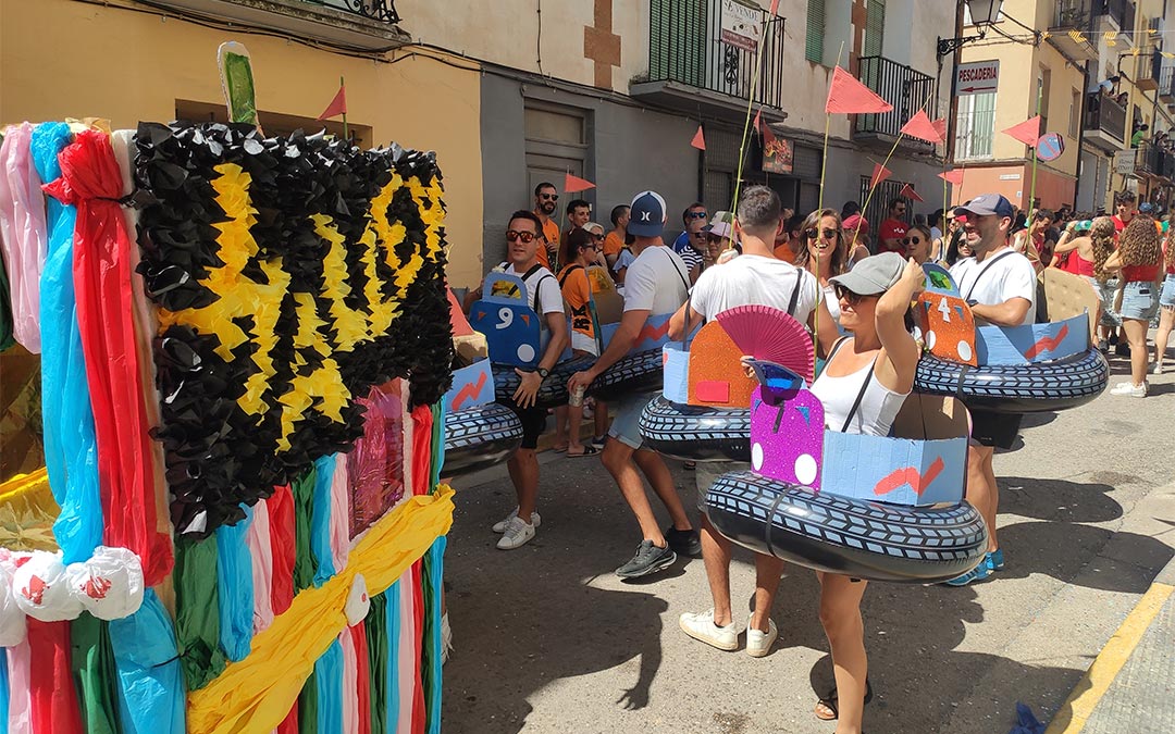 Autos de choque en el desfile de carrozas en Mas de las Matas 2022./ J.D. Gil