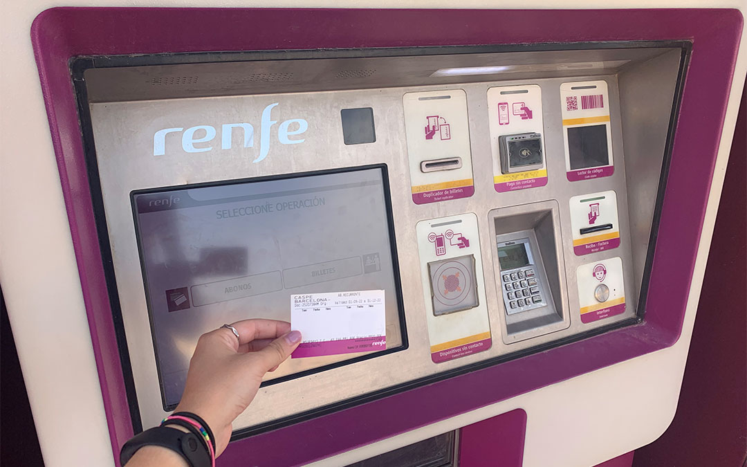 Un usuario compra un billete de tren a través de la máquina de autoventa de la estación ferroviaria de Caspe./ P.S.