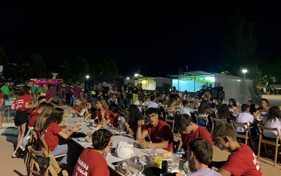 Cena popular durante las fiestas de Fayón./ M. Mestre