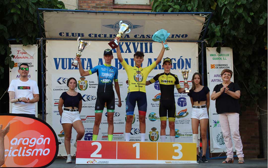 Marc Zafra alzando los brazos ya como vencedor de la prueba por etapas / E.P