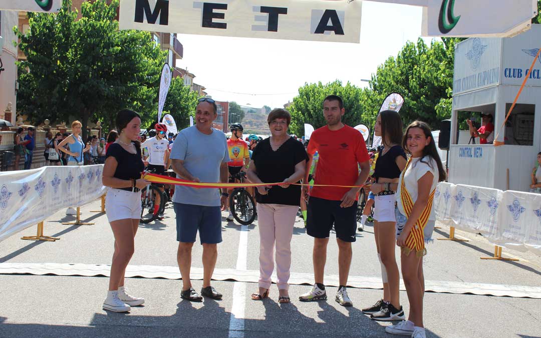 Corte de cinta protocolario con Luis Marquina, presidente de la Federación Aragonesa de Ciclismo, Pilar Mustieles, alcaldesa de Caspe y Víctor Monfort, presidente del Club Ciclista Caspolino / E.P