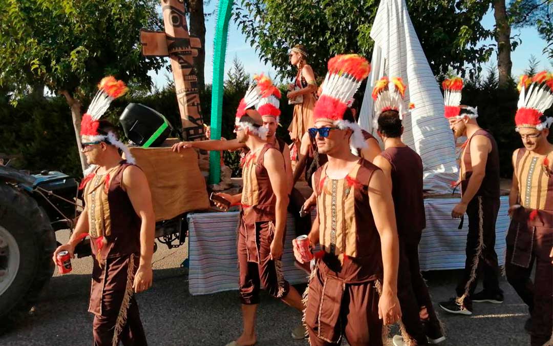 Grupo de peñistas disfrazados de indios durante las carrozas./ M. Mestre