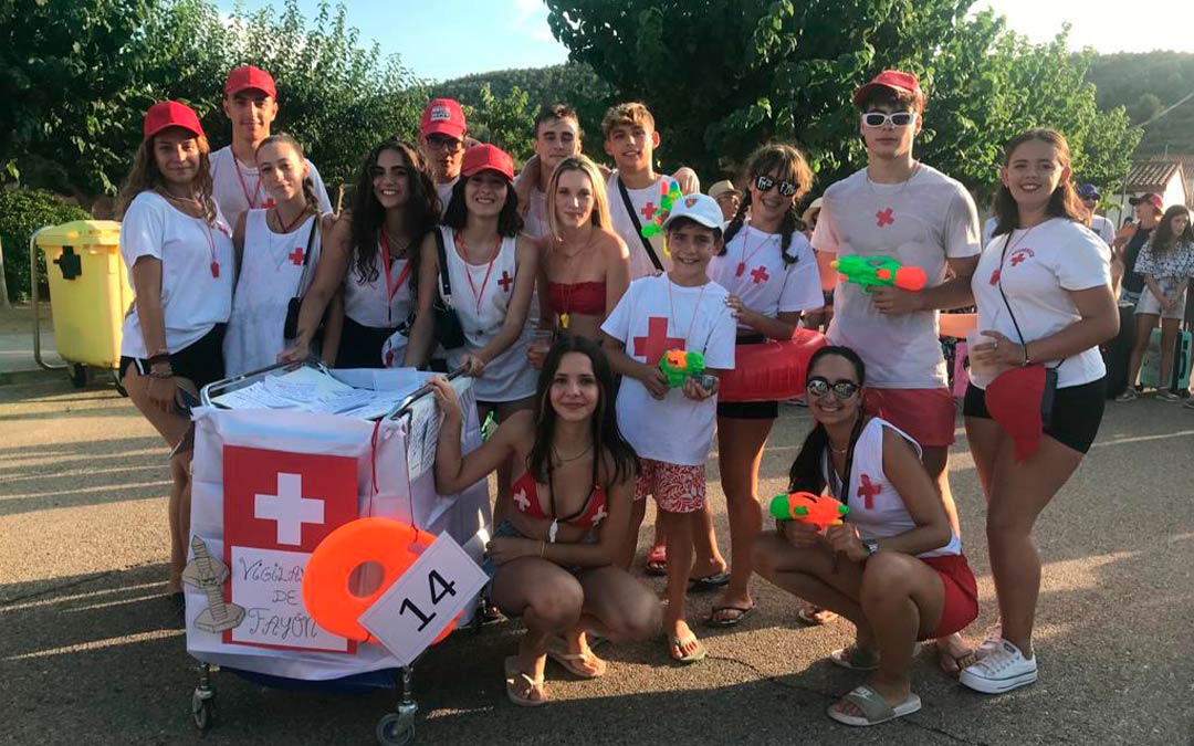 Un grupo de amigos disfrazados de sanitarios./ M. Mestre