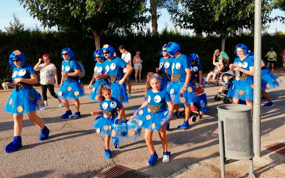 Algunos fayonenses se vistieron del monstruo de las galletas./ R. Cabistany