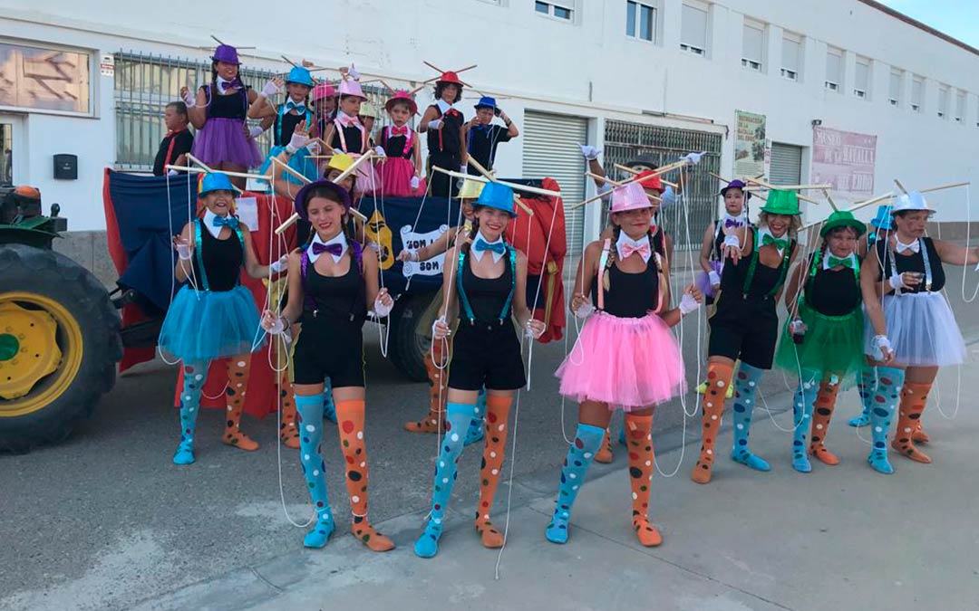 Un grupo de peñistas se disfrazó de títeres y desfilaron con su carroza./ M. Mestre