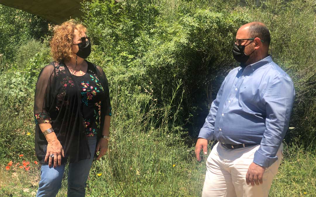 Izquierdo y Mª Teresa Crivillé, alcaldesa de Lledó, durante una visita al municipio en el que también se han realizado trabajos para mejorar el abastecimiento./ DPT
