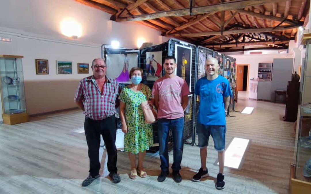 Carlos Giner, autor de las 160 fotografías que componen la exposición que busca recaudar fondos para la Asociación Española Contra el Cáncer, junto a su hermano en la inauguración./ L. C.