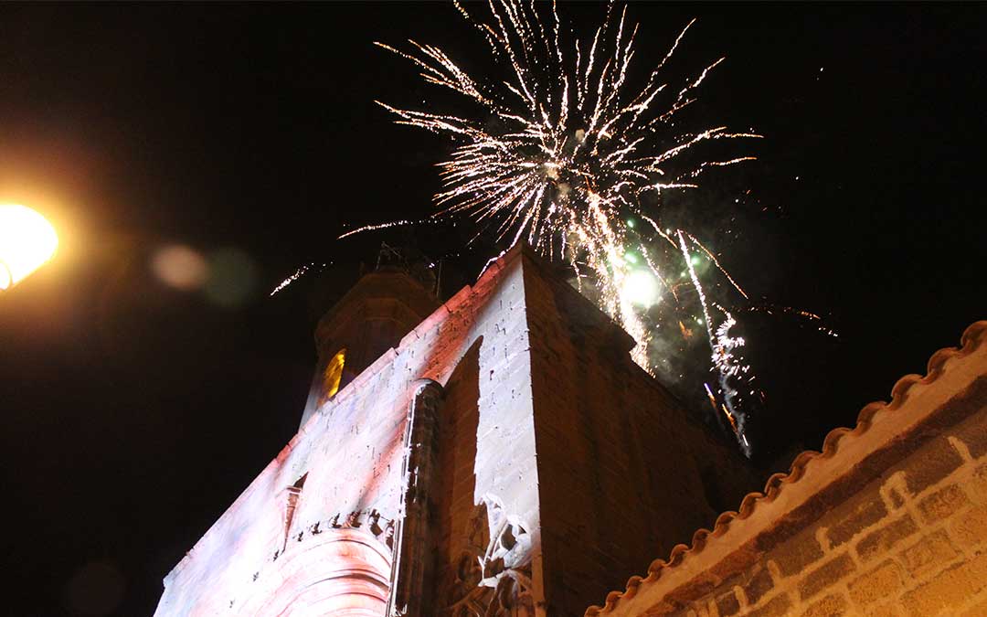La gala del pasado sábado, en la que se presentó a las Caspolinas y los Caspolinos 2022, se pronunció el pregón y unas palabras de la alcaldesa, terminó con unos fuegos artificiales sobre la Colegiata./ B.S.
