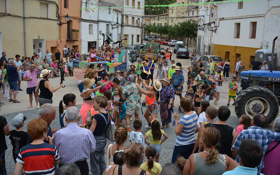 Gran afluencia de público en el desfile de carrozas de Castelnou./I.M.