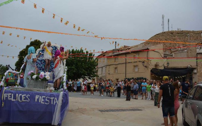 Gran ambiente en el desfile de carrozas y comparsas de Castelnou