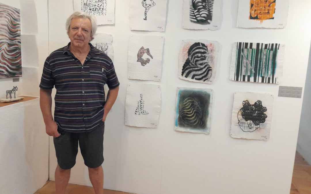 El artista en Galería 22 de La Fresneda donde expone durante estos días./ L.C.