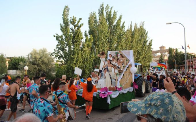 Música, agua y jolgorio en el recorrido de carrozas de La Puebla de Híjar