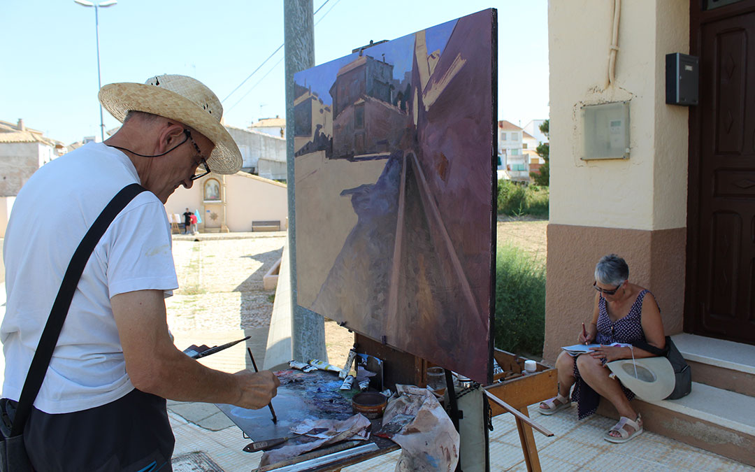 Jesús Gómez, cuarto premio, incluyó en su pintura del Charif al compañero Guillén que pintaba desde el otro extremo. / B. Severino