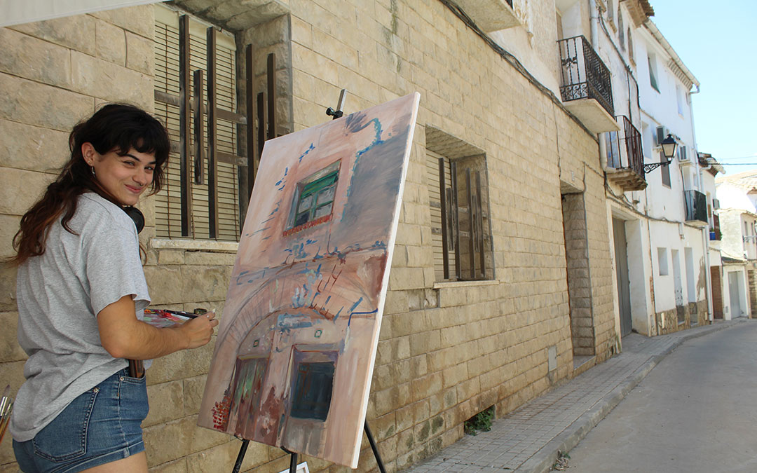 Naia Rivero pintó una casa de la calle San Roque. / B. Severino