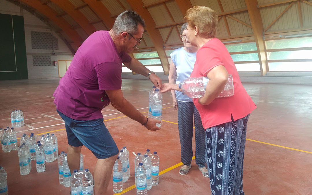 Reparto de agua embotellada en el pabellón de Mazaleón. / Nerea Altaba
